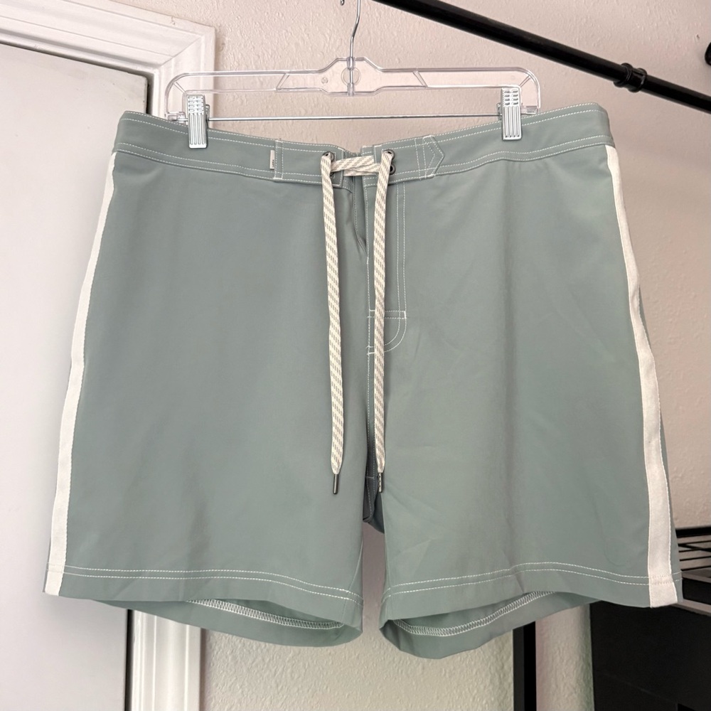 VUORI‎ sage green athletic men’s side stripe knit drawstring active shorts